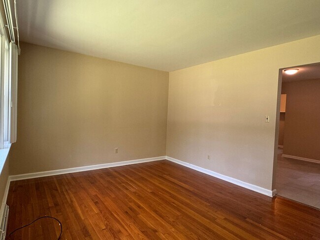 Building Photo - 1004 S Park Dr