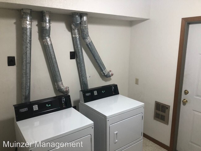 Building Photo - 2 br, 2 bath Room For Rent - 261 W. Wood St.