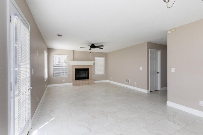 Building Photo - 953 E Buckhill Rd