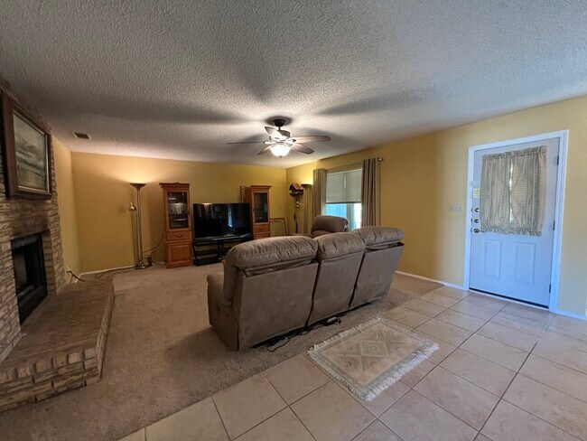 Building Photo - 2108 Selma Dr