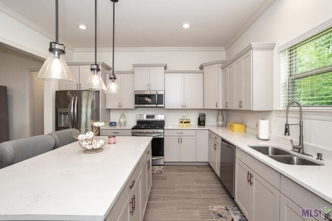 Building Photo - Fully Furnished!  5 bedroom, 3 bath home i...