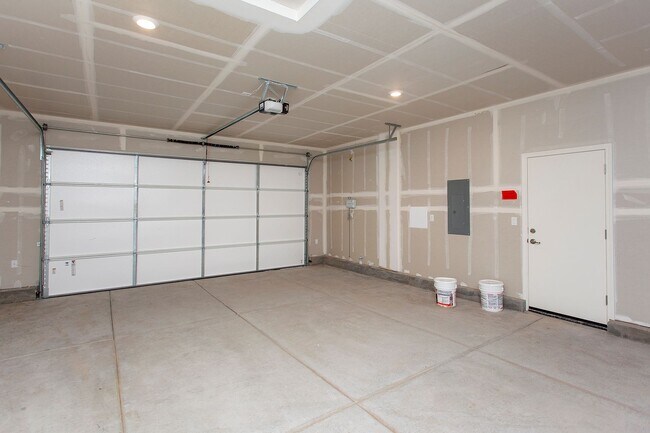 Building Photo - 2032 Frst Grv Ln