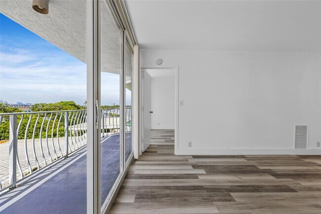 Building Photo - 7601 E Treasure Dr