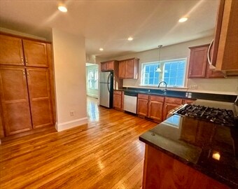 Building Photo - 253 Brown St