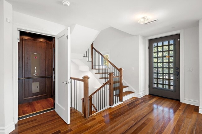 Building Photo - TH3 Henley Pl