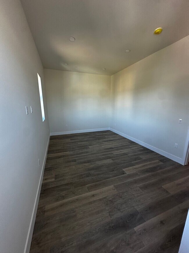 Building Photo - 1015 W 21st St