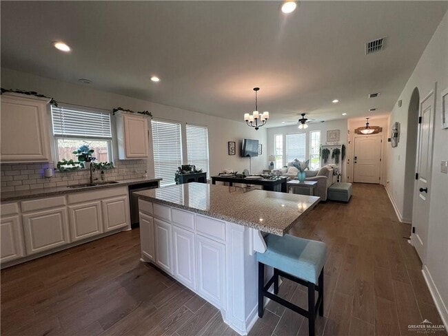 Building Photo - 23 El Paso Dr