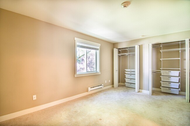 Building Photo - Redmond- One Bedroom Condo located at the ...