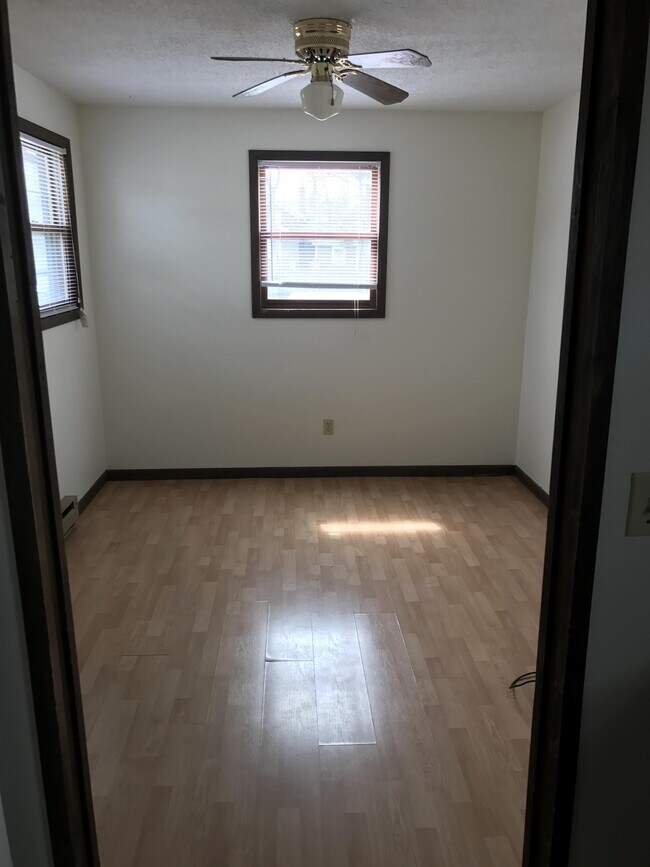 Building Photo - 706 W 1st St