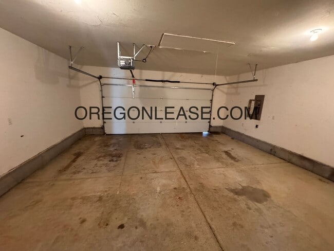 Building Photo - Newly remodeled West Eugene Home
