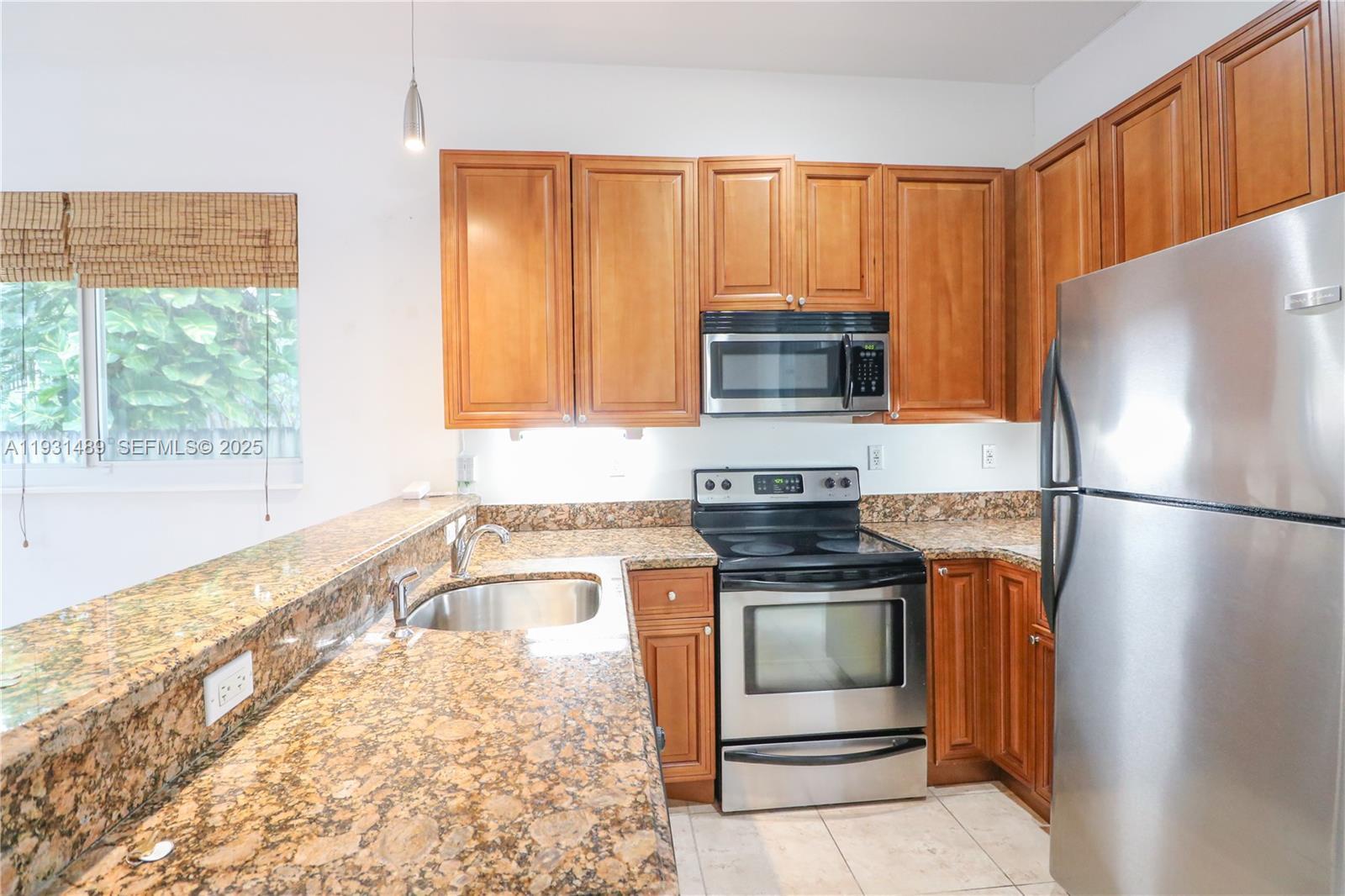 Building Photo - 2947 Coconut Ave