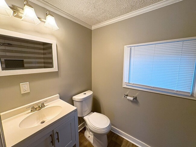 Building Photo - 2 Bedroom and 1 Bath Cottage with private parking and large back yard.