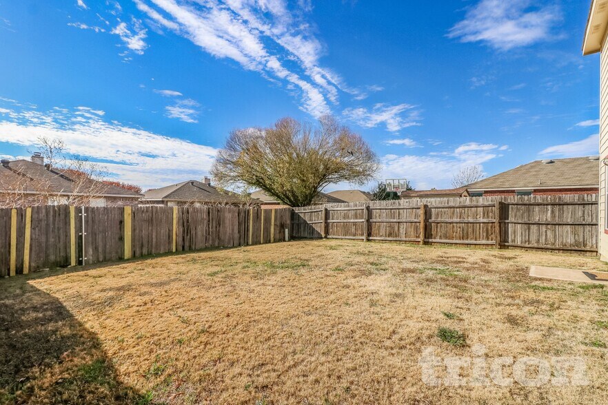 Building Photo - 4865 Waterford Dr