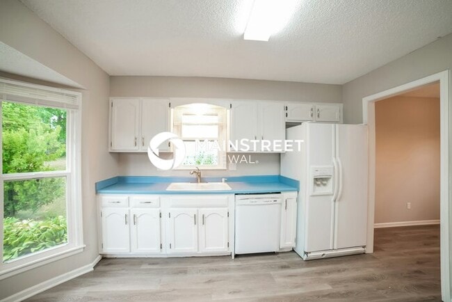 Building Photo - 3 Bedroom Pet-Friendly Home in INDEPENDENCE, MO with Main Street Renewal