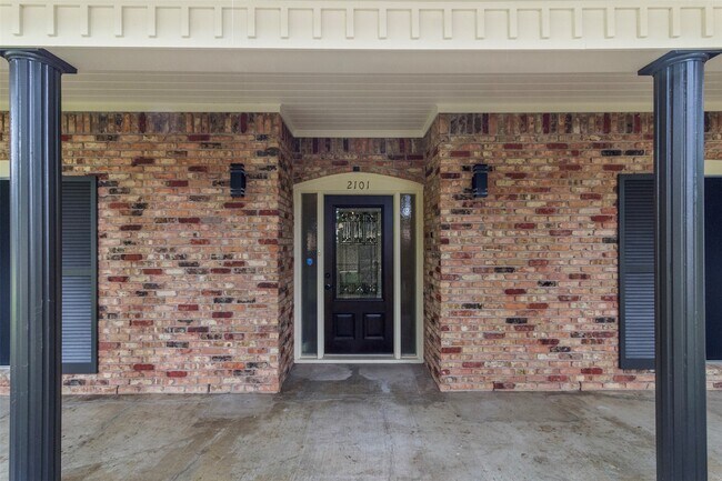 Building Photo - 2101 Lamar Dr