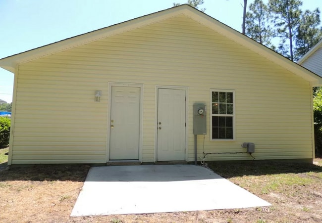 Building Photo - 3 Bedroom, 2 Bath House Available Now on Hillsdale Drive