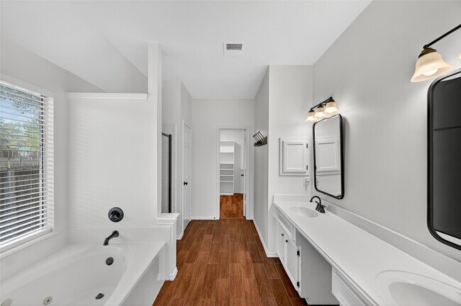 Building Photo - 4902 Lake Catherine Ct