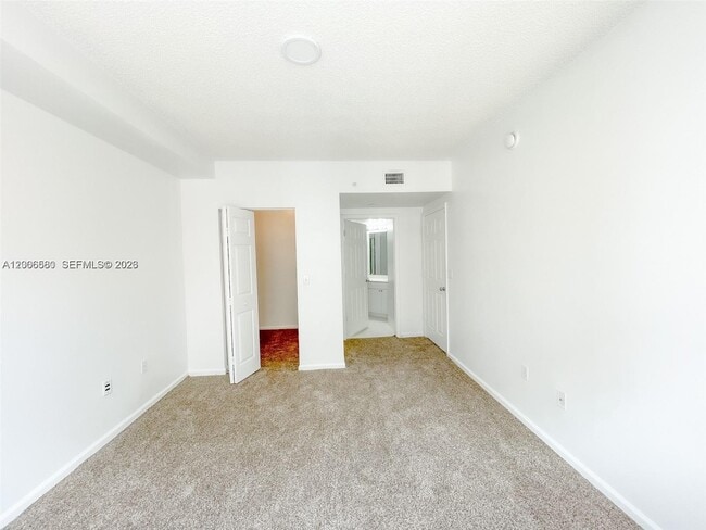 Building Photo - 17150 N Bay Rd