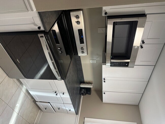 Building Photo - FT Myers Beach Amazing pool home