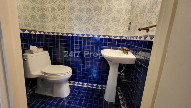 Building Photo - Beautiful Vintage 3 BD | 2.5 BA Home - Nob...