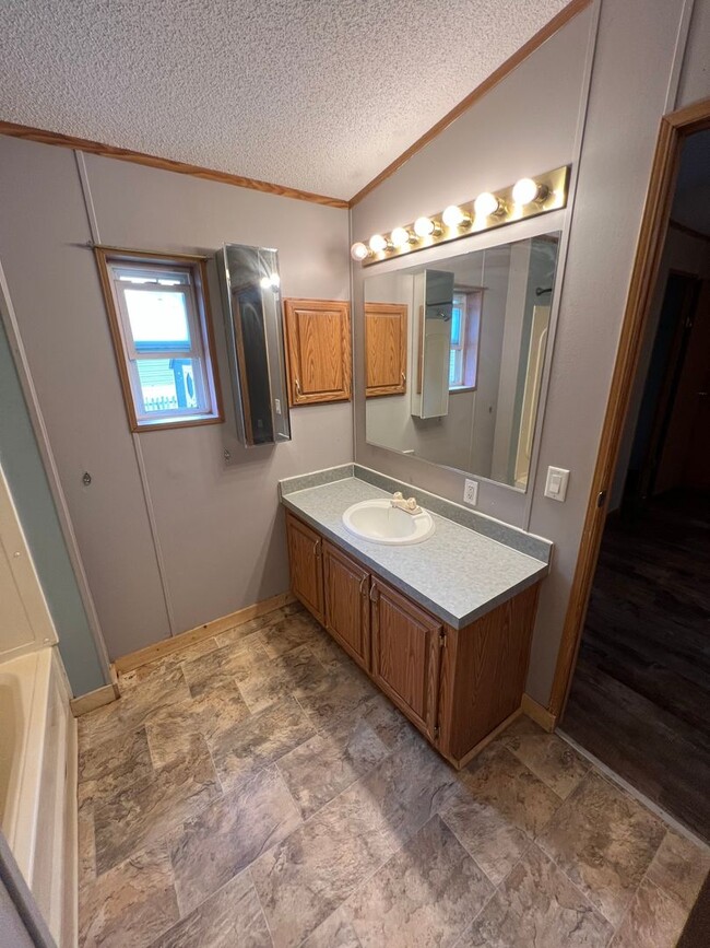 Building Photo - 3 Bedroom 2 Bath Updated Mobile Home with ...