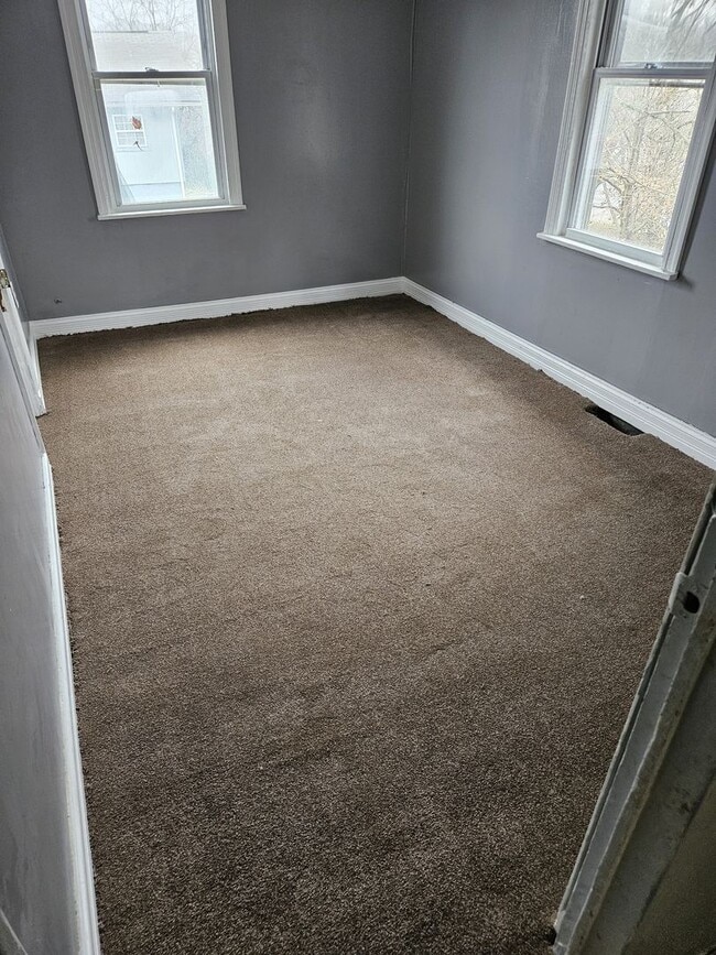 Building Photo - *Knoxville 37914 - Cozy 3 bedroom, 1.5 bath with bonus room & walk-out basement. Call Brad Croisd...