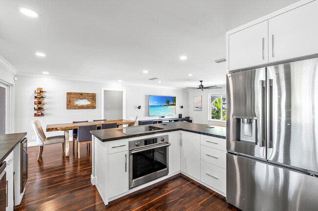 Building Photo - 2471 NE 46th St