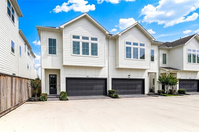 Building Photo - 730 Carriage Knls Dr