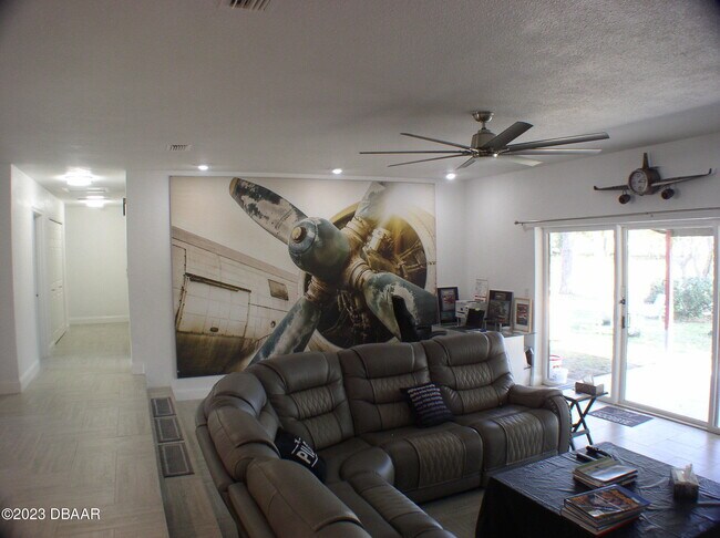 Building Photo - 8 Taxiway Lindy Loop