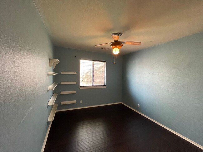 Building Photo - Beautiful single-story home in desirable Vista Oaks Subdivision