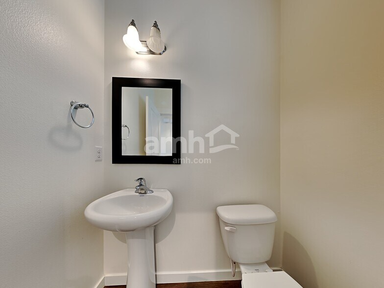 Building Photo - 1211 NE 12th St