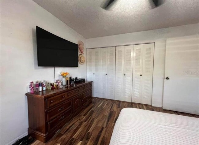 Building Photo - 1 W Country Cove Way