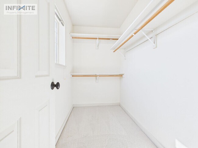 Building Photo - 935 Forestglen Dr