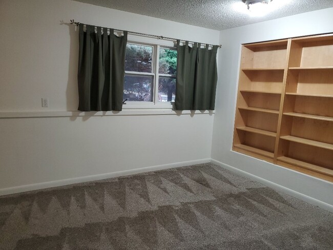 Building Photo - STUDENTS WELCOME! 4 Bed 2 Bath Single Fami...