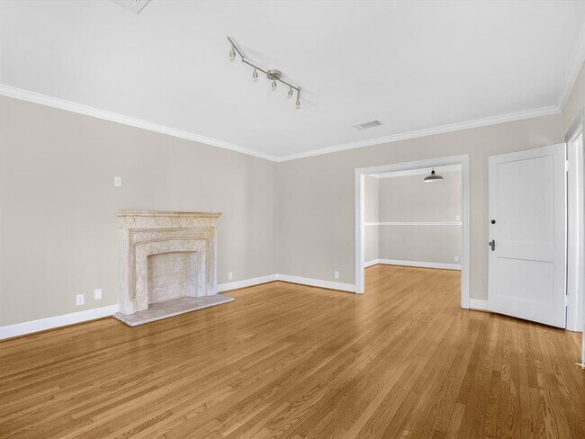 Building Photo - 402 W 15th St