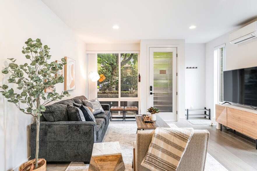 Building Photo - 2319A Franklin Ave E