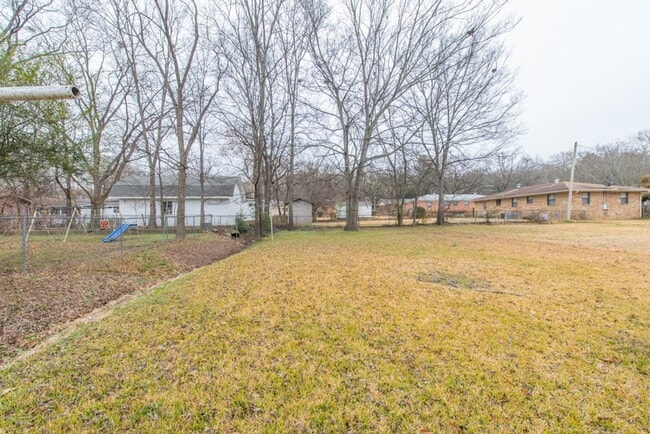 Building Photo - 2 Bedroom 1 Bathroom Home With Carport.