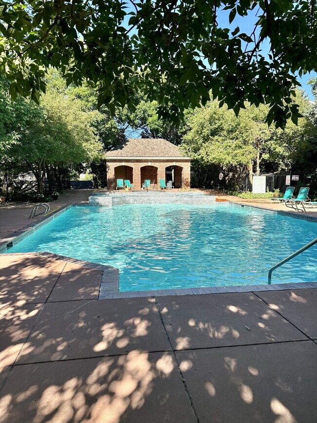 Building Photo - Don't Miss This 2 Bed/2 Bath Pinnacle at Highline Condo Available Now! Move In Prior to March 31,...