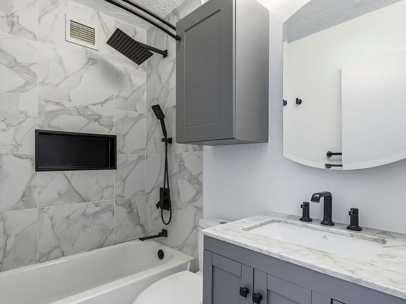 Building Photo - 450 W Briar Pl
