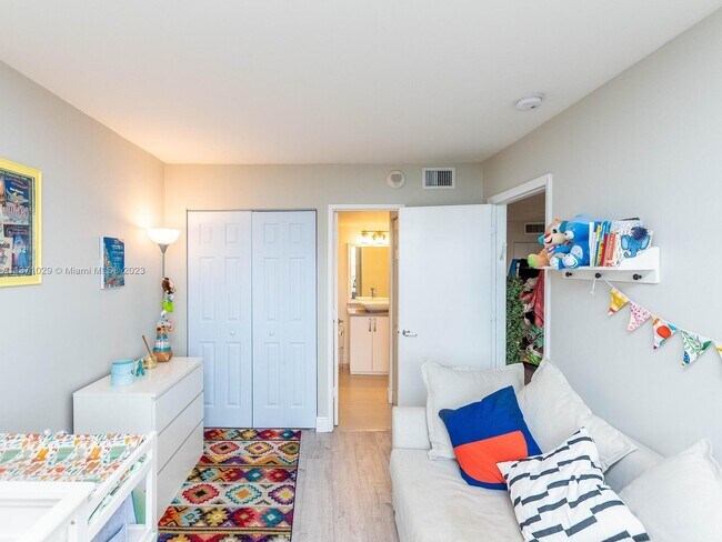 Building Photo - 3701 N Country Club Dr