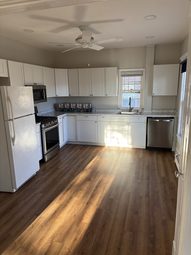 Kitchen - 182 Claremont Ave