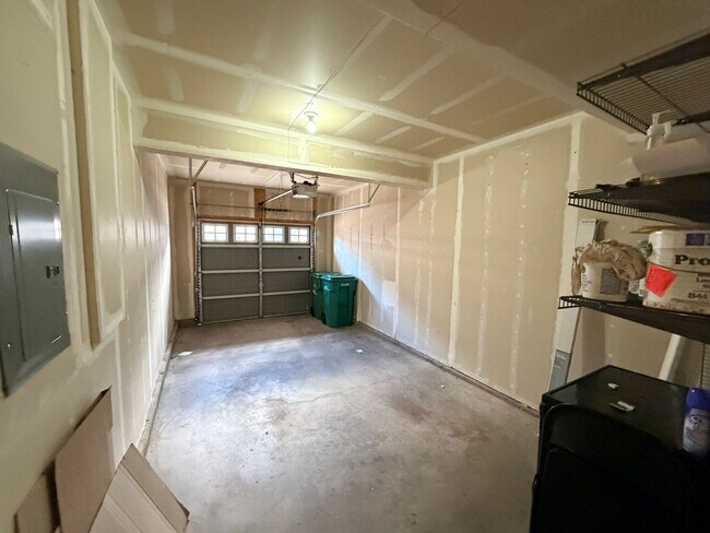 Building Photo - Bright Open-Concept Condo with 1-Car Garage in Prime Commuter Location