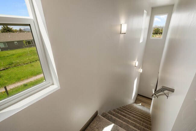 Building Photo - Gorgeous 3 Bedroom condos with double stal...