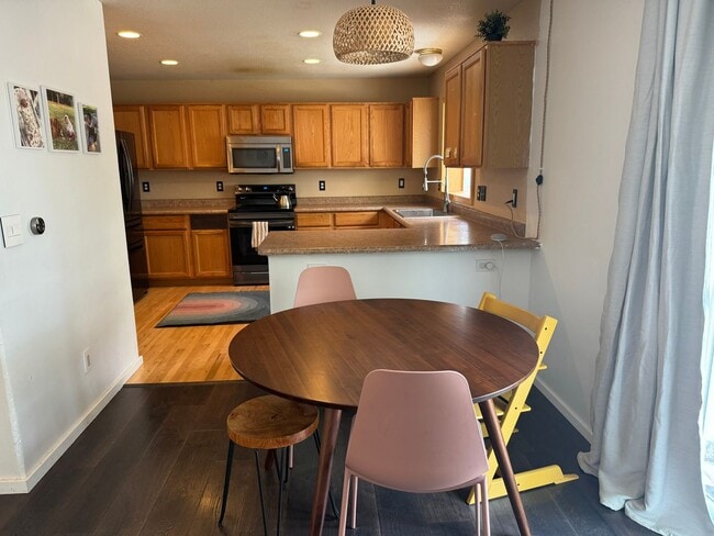 Building Photo - Stunning Home Near Waneka Lake with Modern...