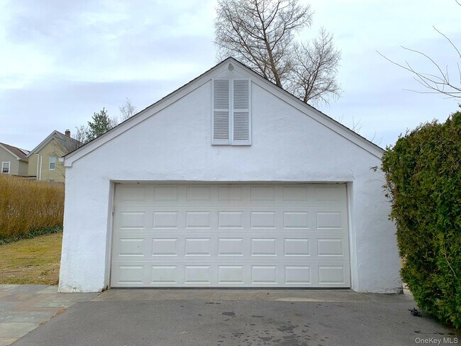 Building Photo - 24 Hall Ave
