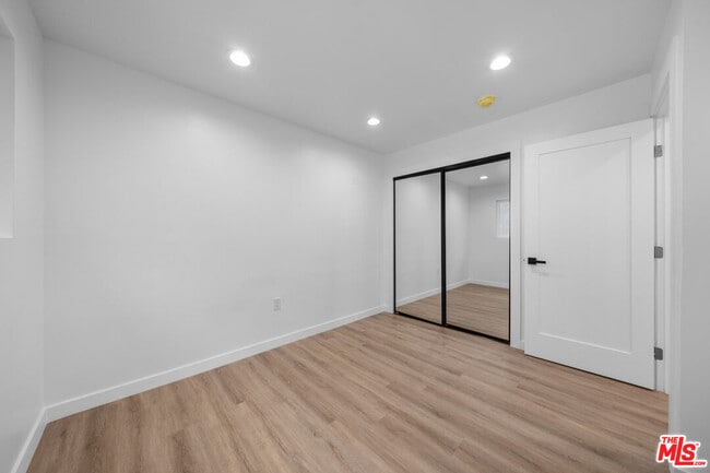Building Photo - 1535 N Kingsley Dr