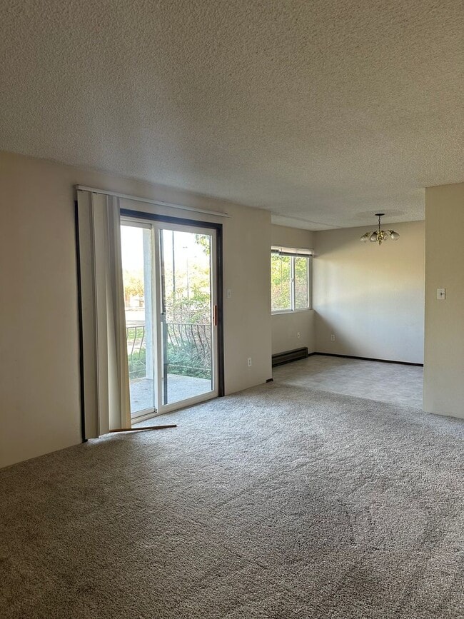 Building Photo - First Full Month Free Rent! Classic 2 Bedr...