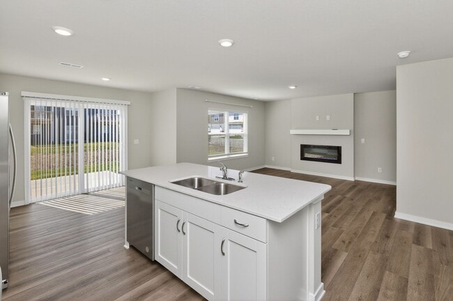 Building Photo - MODERN COMFORT!! 3 Bedroom, 3 Bathroom Townhome in Urbandale!