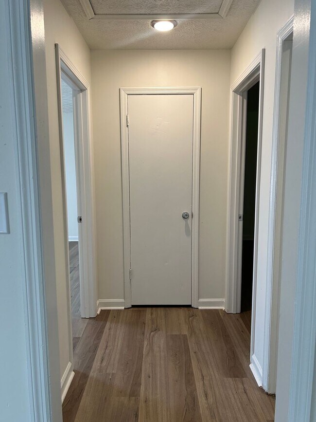 Building Photo - 144/146 Deer Creek Dr