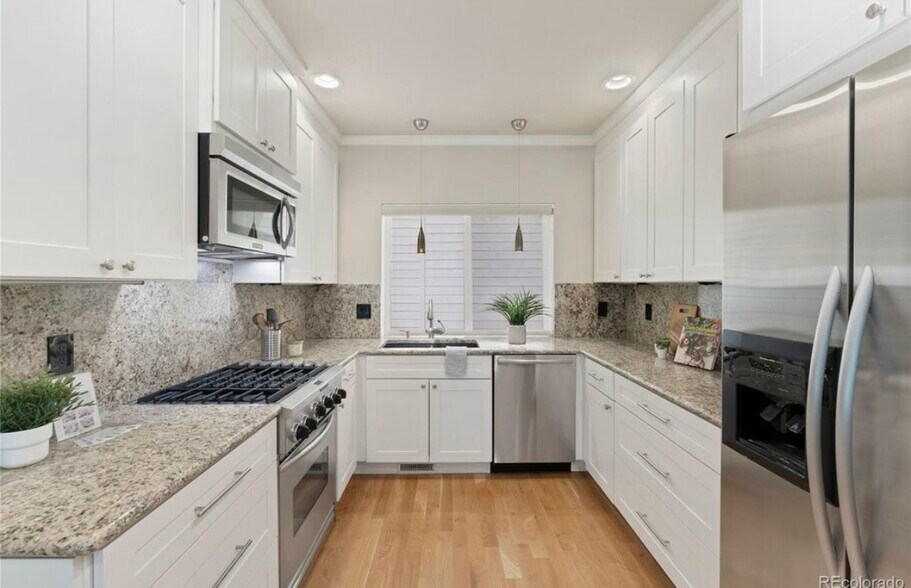 Building Photo - 5555 E Briarwood Ave